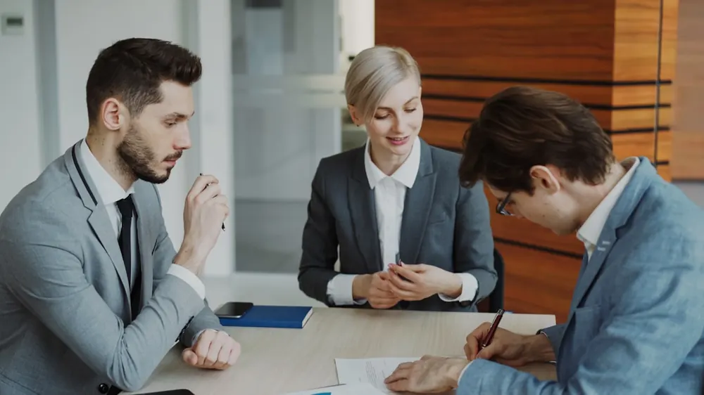 Advogados analisando um contrato em reunião
