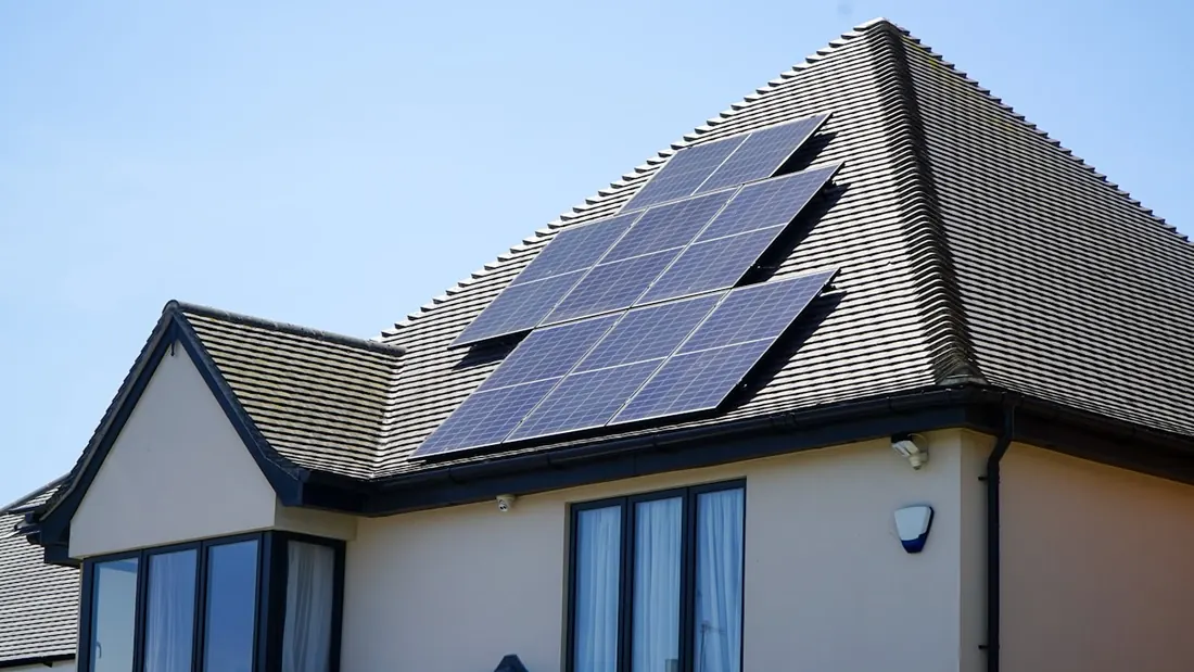 Casa com painéis solares no telhado
