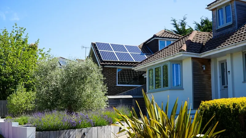 Casa com painéis solares