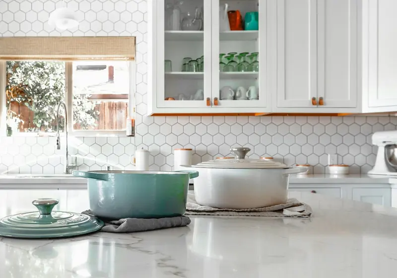 Cozinha clássica com bancada de pedra clara