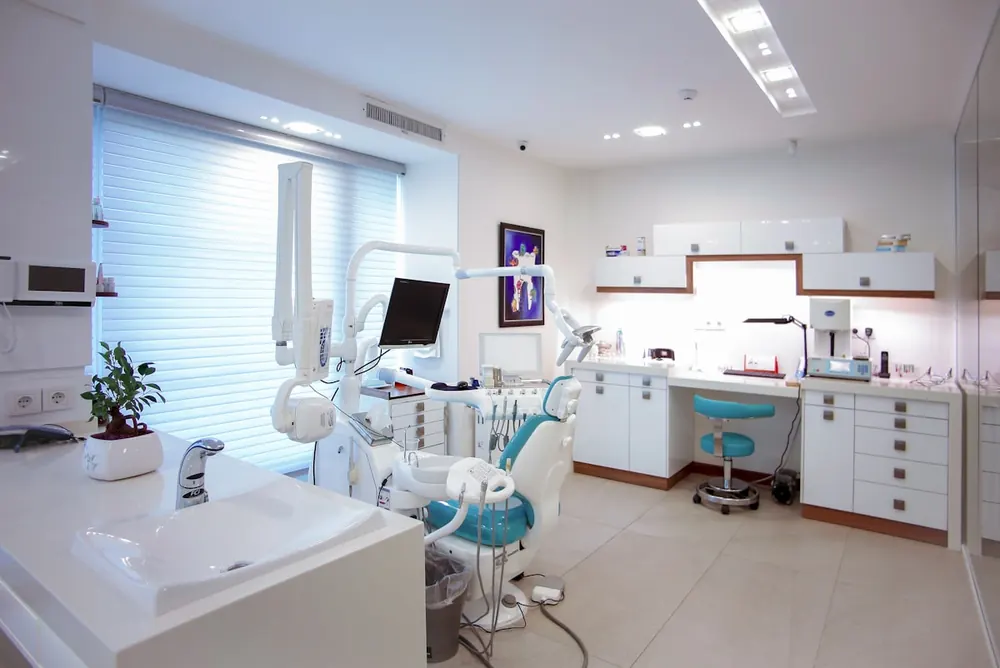 Consultório odontológico moderno e iluminado